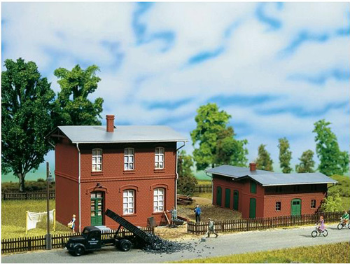 správní budova depa se skladem Auhagen 11389