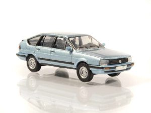 VW Passat B2 světle modrá metalíza Brekina PCX870410