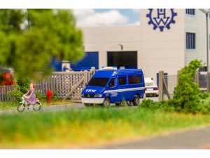 MB Sprinter THW s blikajícím majákem Faller 161427