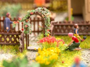 zahradní oblouk s popínavými růžemi -doprodej Noch 14228