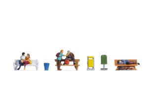 lidé na lavičkách Noch 15238