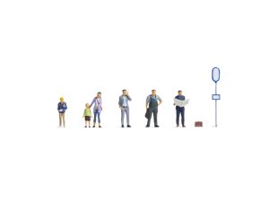 na autobusové zastávce Noch 15246