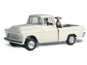 pick-up bílý s Hallem a psem Dukem Woodland Scenics AS5521