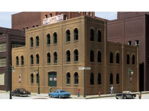 tovární budovy s klenutými okny Woodland Scenics DPM36100