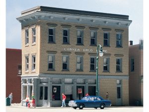 městský rohový dům s lékárnou Woodland Scenics DPM50700